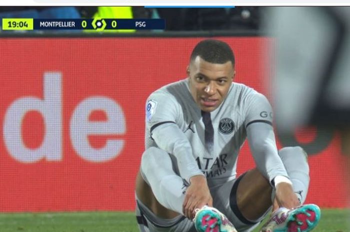 Penyerang Paris Saint-Germain, Kylian Mbappe, mengalami cedera saat menghadapi Montpellier dalam lanjutan Liga Prancis 2022-2023