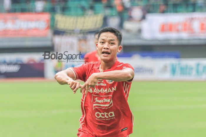 Bek sayap kanan Persija Jakarta, Ilham Rio Fahmi, sedang melakukan selebrasi seusai mencetak gol dalam laga pekan ke-22 Liga 1 2022 di Stadion Patriot Candrabhaga, Bekasi, Jawa Barat, Jumat (3/2/2023).