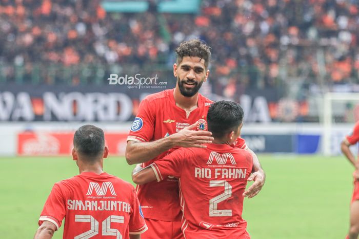 Penyerang asing Persija Jakarta, Abdulla Yusuf (tengah), sedang melakukan selebrasi seusai mencetak gol dalam laga pekan ke-22 Liga 1 2022 di Stadion Patriot Candrabhaga, Bekasi, Jawa Barat, Jumat (3/2/2023).