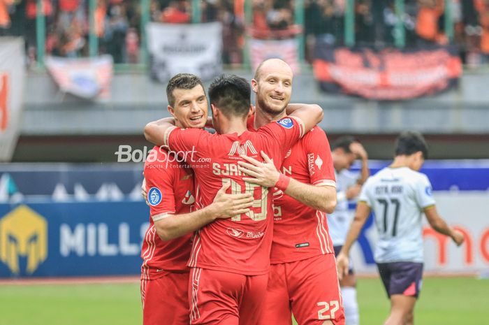 Ondrej Kudela (kiri) dan Michael Krmencik (kanan) sedang dipeluk salah satu pemain Persija Jakarta dalam laga pekan ke-22 Liga 1 2022 di Stadion Patriot Candrabhaga, Bekasi, Jawa Barat, Jumat (3/2/2023).