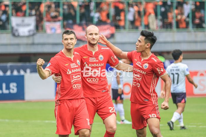 Michael Krmencik (tengah) dan Hanif Sjahbandi (kanan) sedang ikut merayakan selebrasi dari gol Ondrej Kudela (kiri) untuk Persija Jakarta dalam laga pekan ke-22 Liga 1 2022 di Stadion Patriot Candrabhaga, Bekasi, Jawa Barat, Jumat (3/2/2023).