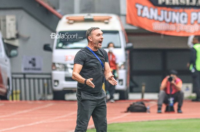 Pelatih Persija Jakarta, Thomas Doll, sedang memberikan intruksi kepada para pemainnya saat bertanding dalam laga pekan ke-22 Liga 1 2022 di Stadion Patriot Candrabhaga, Bekasi, Jawa Barat, Jumat (3/2/2023).