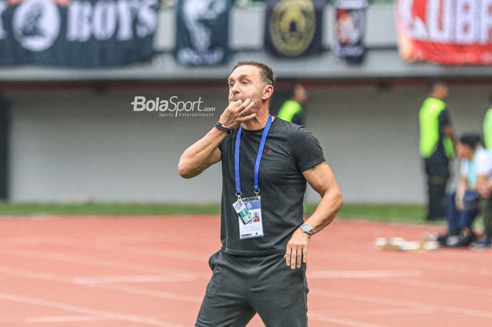 Pelatih Persija Jakarta, Thomas Doll, sedang melakukan siulan (menyiul) memanggil para pemainnya dalam laga pekan ke-22 Liga 1 2022 di Stadion Patriot Candrabhaga, Bekasi, Jawa Barat, Jumat (3/2/2023).
