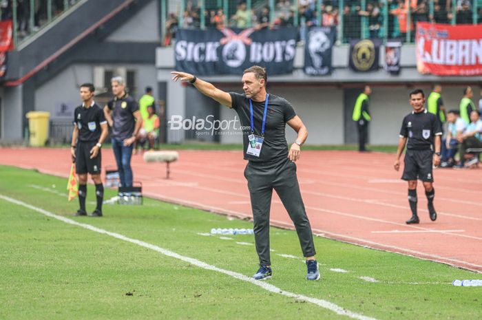 Pelatih Persija Jakarta, Thomas Doll, sedang memberikan intruksi kepada para pemainnya saat bertanding dalam laga pekan ke-22 Liga 1 2022 di Stadion Patriot Candrabhaga, Bekasi, Jawa Barat, Jumat (3/2/2023).