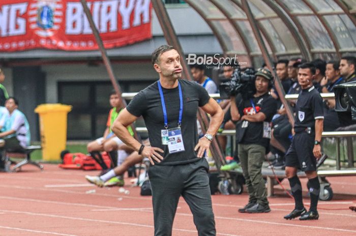 Pelatih Persija Jakarta, Thomas Doll, sempat menghempaskan nafasnya sebagai wujud kekecewaan saat memantau para pemainnya bertanding dalam laga pekan ke-22 Liga 1 2022 di Stadion Patriot Candrabhaga, Bekasi, Jawa Barat, Jumat (3/2/2023).