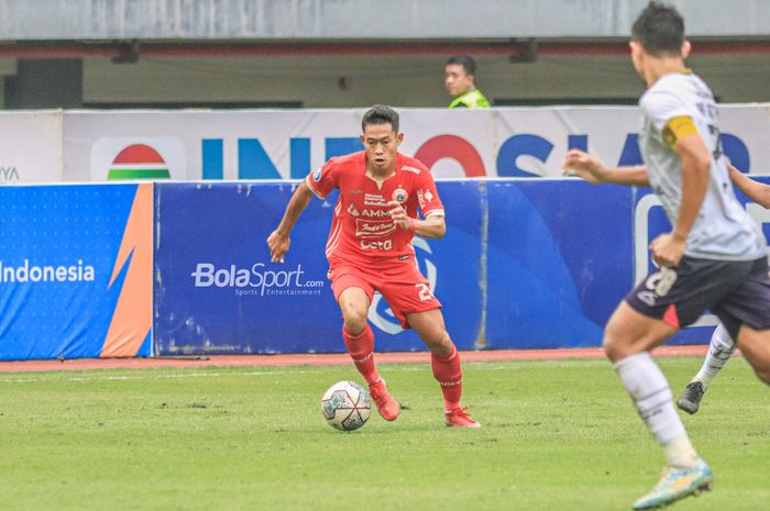 Bek sayap kanan Persija Jakarta, Ahmad Birrul Walidain, sedang menggiring bola saat bertanding dalam laga pekan ke-22 Liga 1 2022 di Stadion Patriot Candrabhaga, Bekasi, Jawa Barat, Jumat (3/2/2023).