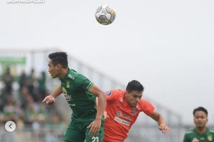 Suasana pertandingan Persebaya Surabaya versus Borneo FC pada pertandingan pekan ke-22 Liga 1 2022-2023 di Stadion Gelora Joko Samudro, Gresik, Jumat (3/2/2023).