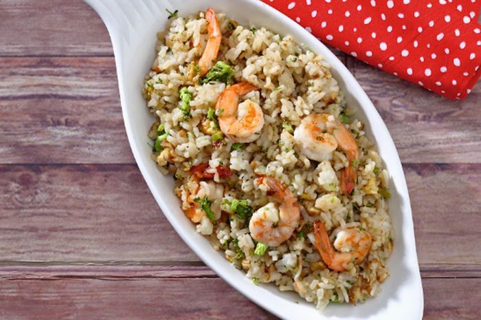 Hidangan nasi goreng udang brokoli untuk menu sahur Ramadhan