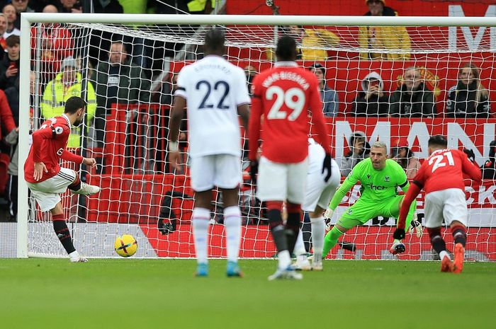 Gelandang Manchester United, Bruno Fernandes (kiri), mencetak gol ke gawang Crystal Palace lewat tendangan penalti pada partai pekan ke-22 Liga Inggris 2022-2023 di Old Trafford, Sabtu (4/2/2023).