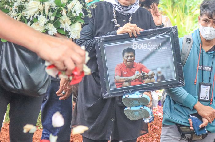 Suasana pemakaman jenazah almarhum Benny Dollo di TPU Pondok Benda, Tangerang, Banten, 4 Februari 2023.