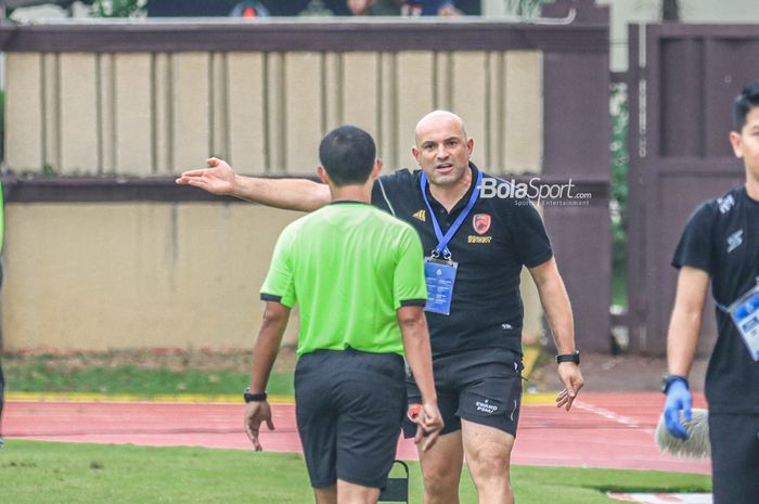 Pelatih PSM Makassar, Bernardo Tavares, sempat memberikan protes kepada wasit dalam laga pekan ke-22 Liga 1 2022 di Stadion PTIK, Jakarta, 4 Februari 2023.