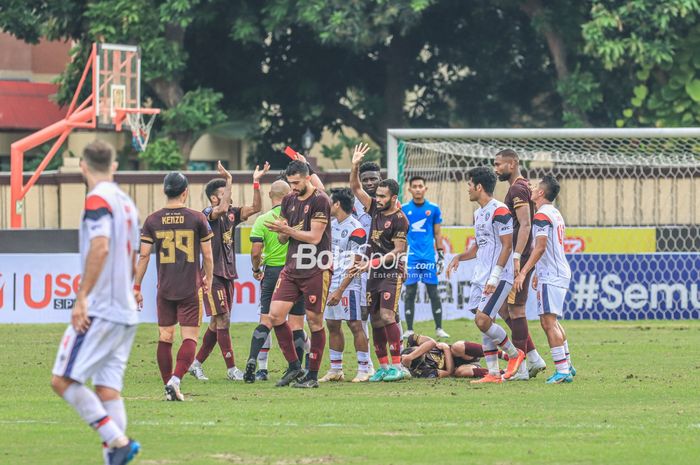 Suasana pertandingan pekan ke-22 Liga 1 2022-2023 antara Arema FC melawan PSM Makassar di Stadion Perguruan Tinggi Ilmu Kepolisian (PTIK), Jakarta, Sabtu (4/2/2023).