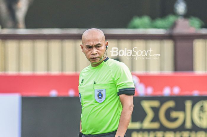 Wasit yang memimpin laga pekan ke-22 Liga 1 2022 antara Arema FC versus PSM Makassar bernama Cahya Sugandi di Stadion PTIK, Jakarta, 4 Februari 2023.