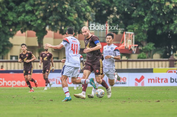 Gelandang asing PSM Makassar, Wiljan Pluim (tengah), sedang menguasai bola dan dibayangi pemain Arema FC bernama Rizky Dwi Febrianto (kanan) dalam laga pekan ke-22 Liga 1 2022 di Stadion PTIK, Jakarta, 4 Februari 2023.