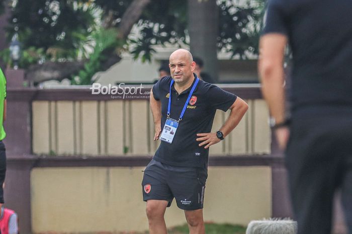 Pelatih PSM Makassar, Bernardo Tavares, sedang memantau para pemainnya bertanding dalam laga pekan ke-22 Liga 1 2022 di Stadion PTIK, Jakarta, 4 Februari 2023.