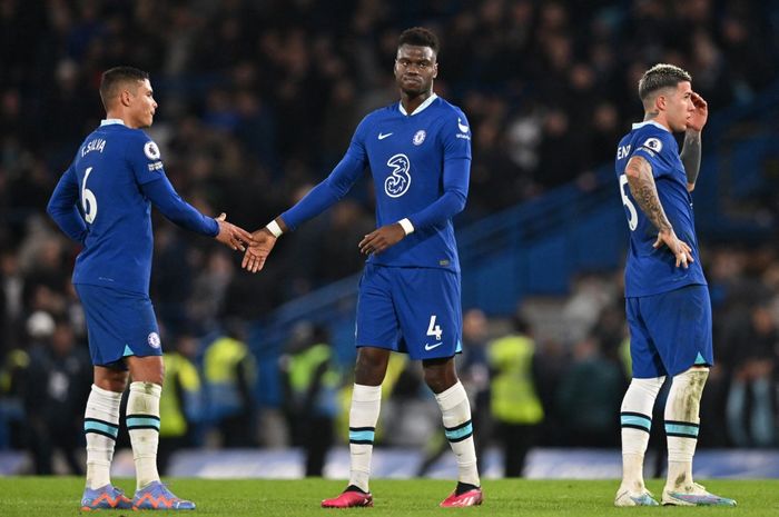 Tiga pemain Chelsea, Thiago Silva, Benoit Badiashile, dan Enzo Fernandez, menunjukkan ekspresi kecewa. Graham Potter butuh waktu 18 bulan untuk menyatukan tim 10 triliun The Blues.