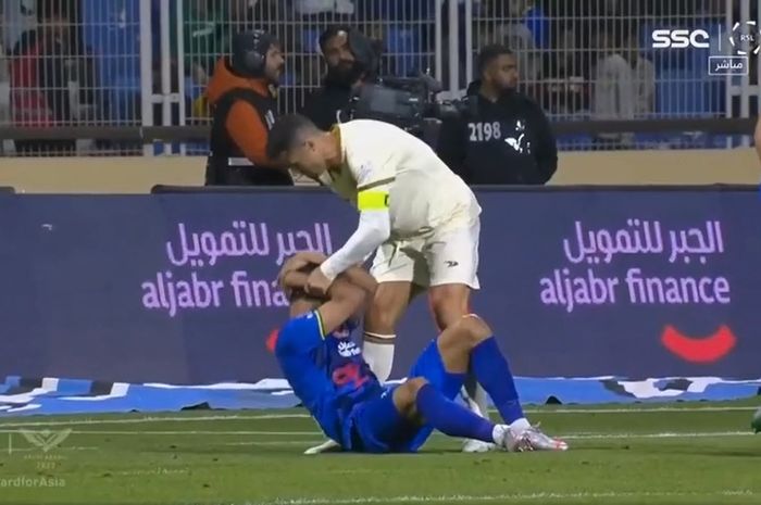 Cristiano Ronaldo ribut dengan bek Al Fateh, Ammar Al-Daheem, dalam ajang Liga Arab Saudi 2022-2023.