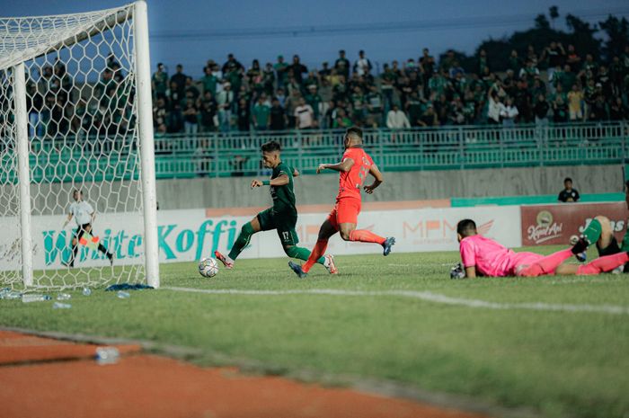 Suasana pertandingan saat Ahmad Nufiandani mencetak gol kemenangan Persebaya Surabaya atas Borneo FC di Stadion Gelora Joko Samudro, Gresik, Jumat (4/2/2023)