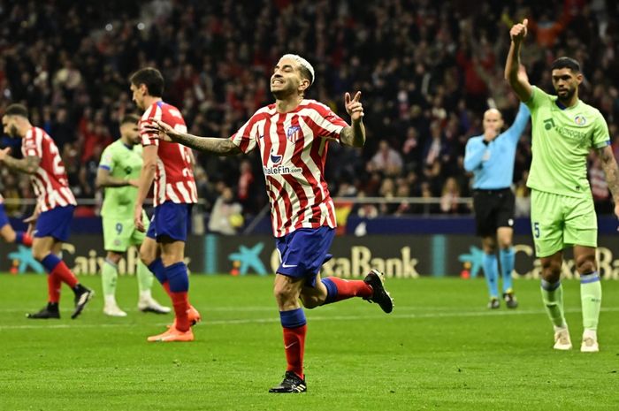 Atletico Madrid's Argentinian forward Angel Correa celebrates scoring his team's first goal during the Spanish league football match between Club Atletico de Madrid and Getafe CF, at the Wanda Metropolitano stadium in Madrid, on February 4, 2023. (Photo by JAVIER SORIANO / AFP)