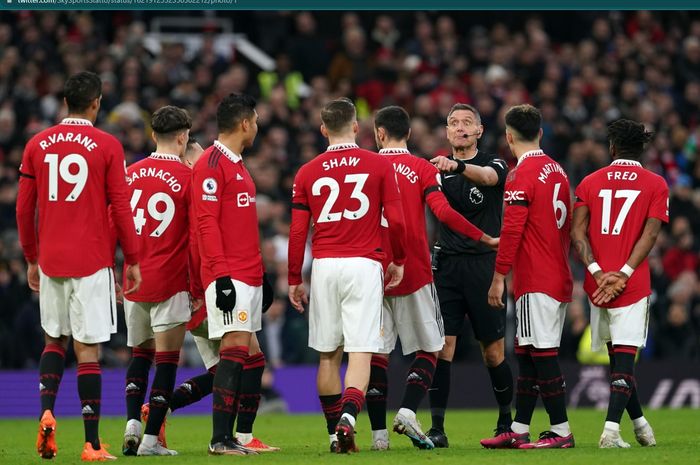 Manchester United harus membayar denda karena kartu merah Casemiro pada pertandingan melawan Crystal Palace pada awal Februari. 