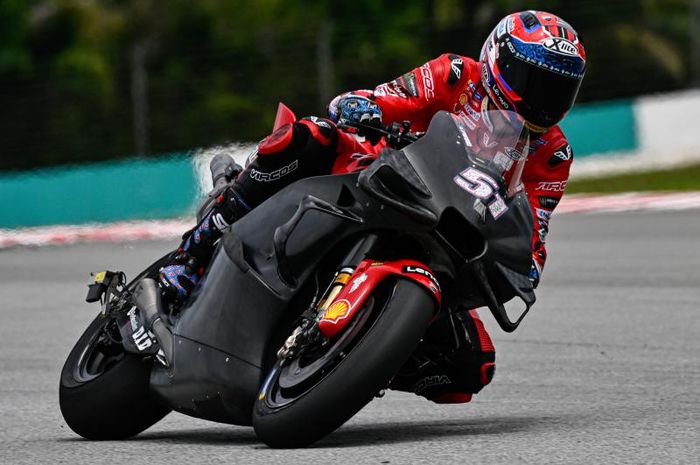 Pembalap penguji Ducati, Michele Pirro, terlihat menjajal aerodinamika baru pada motor Desmosedici GP dalam tes shakedown MotoGP di Sirkuit Sepang, Malaysia, 5 Februari 2023.