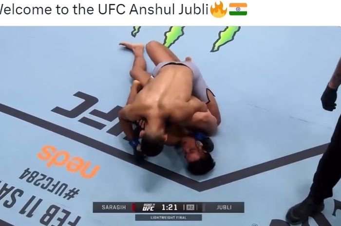 Jagoan Indonesia, Jeka Saragih bertahan dalam serangan petarung India, Anshul Jubli pada final Road to UFC, Minggu siang (5/2/2023) WIB.