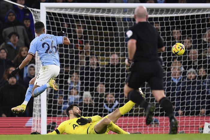 Winger Manchester City, Riyad Mahrez, mencetak gol ke gawang Tottenham Hotspur dalam laga Liga Inggris di Stadion Etihad, 19 Januari 2023. Mahrez paling produktif di Premier League ketika lawan Spurs.