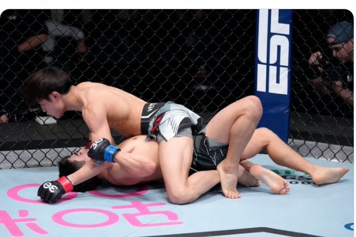 Aksi jagoan tak terkalahkan, Tatsuro Taira (atas) menahan lawannya Jesus Aguilar (bawah) pada UFC Vegas 68, Minggu siang (5/2/2022) WIB,