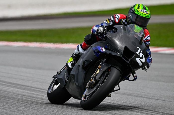 Aksi pembalap penguji Yamaha, Cal Crutchlow, saat tes shakedown MotoGP di Sirkuit Sepang, Malaysia, 5 Februari 2023.