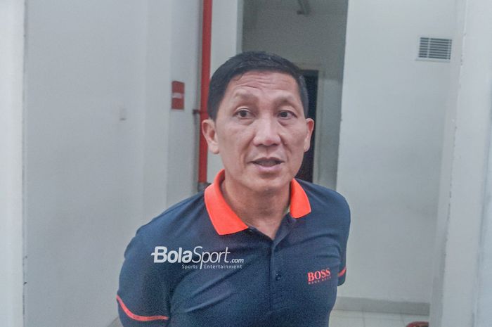 Direktur Utama PT LIB (Liga Indonesia Baru), Ferry Paulus, sedang memberikan keterangan kepada awak media di GBK Arena, Senayan, Jakarta, Senin (6/2/2023) malam.