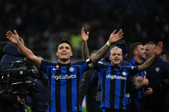 Striker Inter Milan, Lautaro Martinez, merayakan kemenangan atas AC Milan dalam laga Liga Italia. Lautaro top scorer ke-2 Inter pada Derbi Milan.