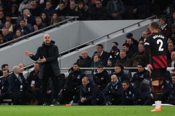 Pelatih Manchester City, Pep Guardiola, memberikan instruksi dalam laga Liga Inggris kontra Tottenham Hotspur di Tottenham Hotspur Stadium, Minggu (5/2/2023).
