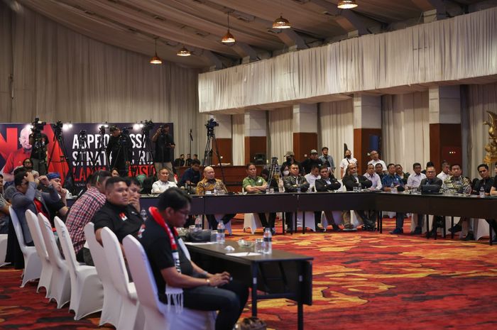 Calon Ketua Umum PSSI, La Nyalla Mattalitti saat duduk bersama para Asosiasi Provinsi (Asprov) PSSI di Hotel Sultan, Jakarta, Selasa (7/2/2023).
