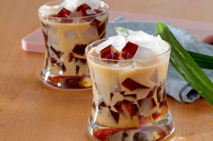 Hidangan es jeli karamel teh susu, minuman manis dan segar kekinian ala kafe yang cocok disajikan sebagai menu buka puasa Ramadan.