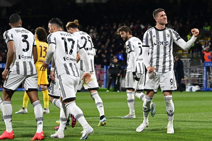 Penyerang Juventus, Dusan Vlahovic, merayakan gol penalti ke gawang Salernitana dalam giornata 21 Liga Italia 2022-2023 di Stadion Arechi, Selasa (7/2/2023).