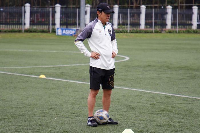 Pelatih Timnas U-20 Indonesia, Shin Tae-Yong di Latihan Timnas U-20 Indonesia yang berlangsung di Lapangan C Senayan Jakarta