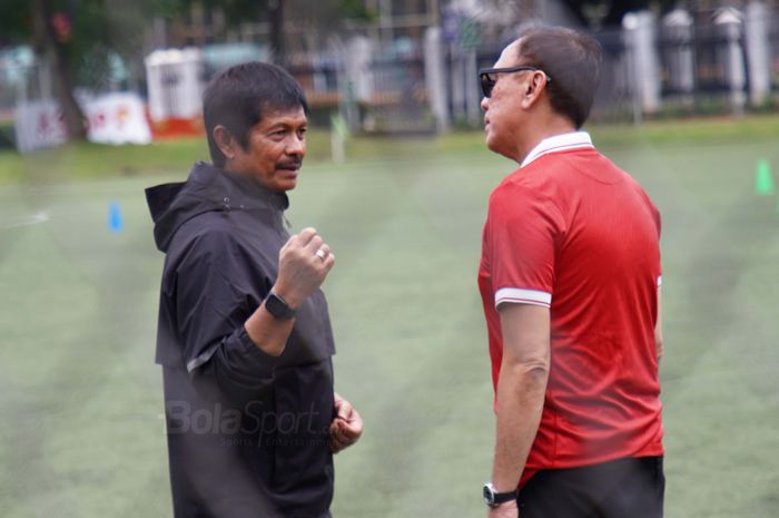 Indra Sjafri (kiri) dan Iwan Bule alias Moch Iriawan (kanan) di sesi latihan Timnas U-20 Indonesia Lapangan C Komplek Gelora Bung Karno