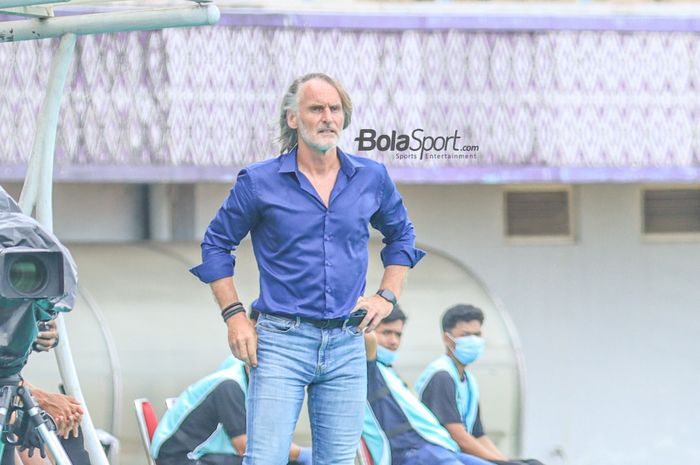 Pelatih Dewa United, Johannes Hendrikus Olde Riekerink alias Jan Olde Riekerink, sedang memantau para pemainnya bertanding dalam laga pekan ke-23 Liga 1 2023 di Stadion Indomilk, Tangerang, Banten, Rabu (8/2/2023) siang.