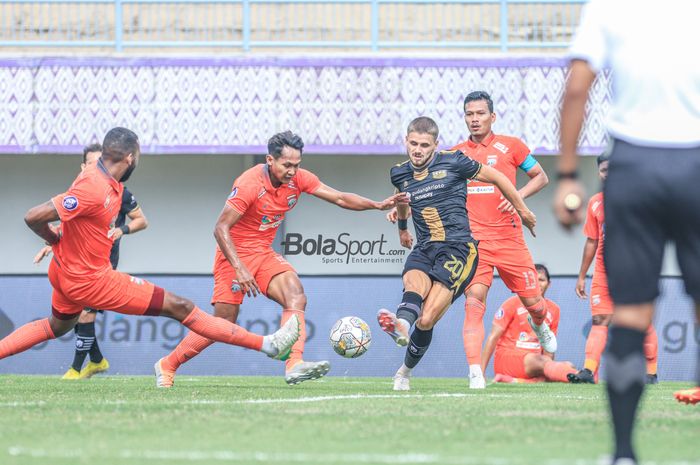 Pemain Dewa United, Majed Osman Sobhi (tengah), sedang menendang bola dan dikawal dua pemain Borneo FC bernama Hendro Siswanto (kiri) dan Agung Prasetyo (kanan) dalam laga pekan ke-23 Liga 1 2023 di Stadion Indomilk, Tangerang, Banten, Rabu (8/2/2023) siang.