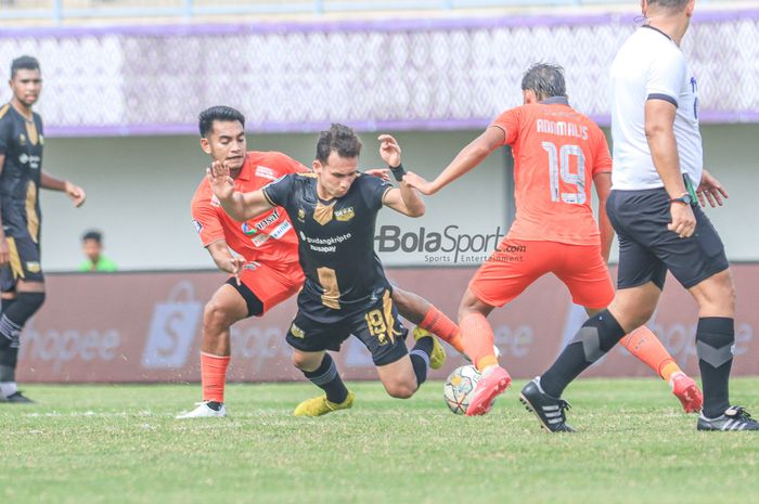 Pemain sayap kanan Dewa United, Egy Maulana Vikri (kanan), sedang menguasai bola dan dijaga ketat pilar Borneo FC bernama Abrizal Umanailo (kiri) dalam laga pekan ke-23 Liga 1 2023 di Stadion Indomilk, Tangerang, Banten, Rabu (8/2/2023) siang.