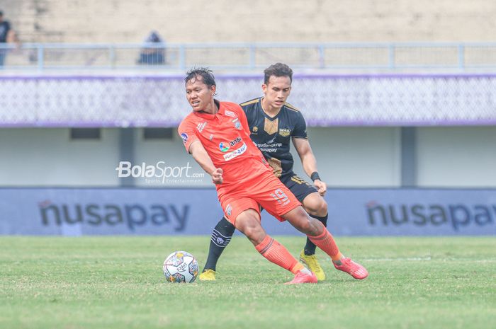 Gelandang Borneo FC, Adam Alis (depan), sedang menguasai bola dan dibayangi pemain sayap kanan Dewa United bernama Egy Maulana Vikri (belakang) dalam laga pekan ke-23 Liga 1 2023 di Stadion Indomilk, Tangerang, Banten, Rabu (8/2/2023) siang.