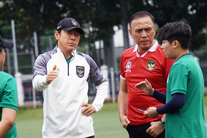 Pelatih Timnas U-20 Indonesia, Shin Tae-Yong (Kiri) dan Ketua Umum PSSI, Mochamad Iriawan (Kanan) terlihat berbincang tentang persiapan Timnas U-20 Indonesia untuk menghadapi Piala Dunia U-20 Indonesia