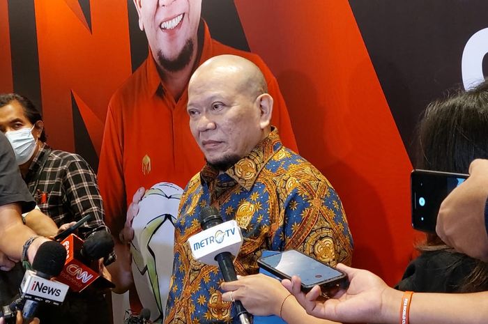 Calon Ketua Umum PSSI untuk periode 2023-2027, La Nyalla Mattalitti saat memberi keterangan kepada awak media di Hotel Sultan, Jakarta, Selasa (7/2/2023).