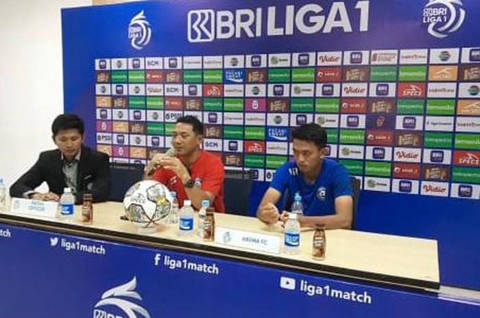 Pelatih Putu Gede dan Achmad Figo seusai Arema FC menang 2-1 atas RANS Nusantara FC dalam pekan ke-23 Liga 1 2022/2023 di Stadion Pakansari, Cibinong, Kabupaten Bogor, Jawa Barat, Rabu (8/2/2023).