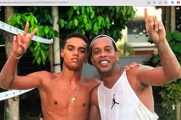 Ronaldinho (kanan) bersama dengan putranya, Joao Mendes de Assis Moreira (kiri).