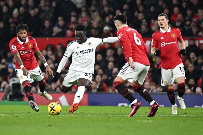 Winger Leeds United, Wilfried Gnonto, mencetak gol ke gawang Manchester United pada partai tunda pekan ke-8 Liga Inggris 2022-2023 di Stadion Old Trafford, Rabu (8/2/2023).