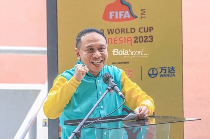 Menteri Pemuda dan Olahraga Republik Indonesia, Zainudin Amali, sedang memberikan keterangan kepada awak media dalam sesi jumpa pers hitung mundur 100 hari menuju Piala Dunia U-20 2023 di Stadion Gelora Bung Karno, Senayan, Jakarta, 9 Februari 2023.