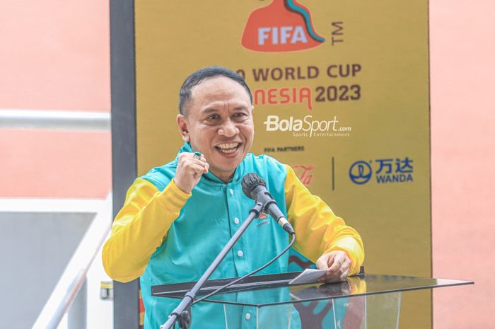 Menteri Pemuda dan Olahraga Republik Indonesia, Zainudin Amali, sedang memberikan keterangan kepada awak media dalam sesi jumpa pers hitung mundur 100 hari menuju Piala Dunia U-20 2023 di Stadion Gelora Bung Karno, Senayan, Jakarta, 9 Februari 2023.