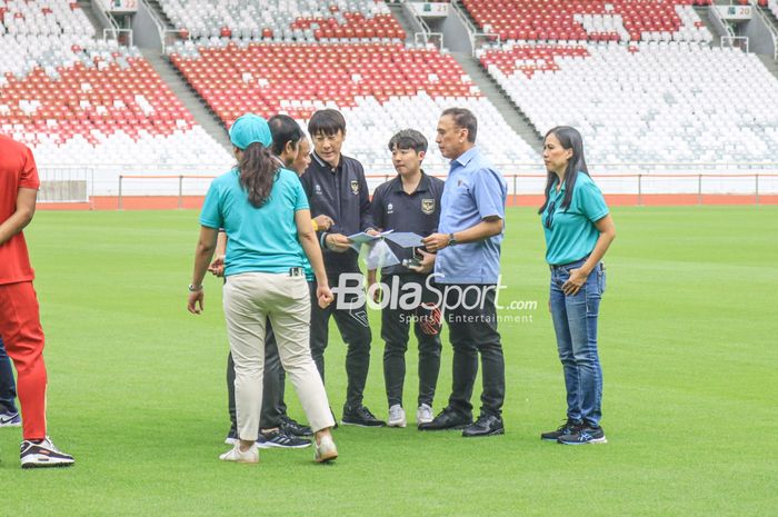 Pelatih timnas Indonesia, Shin Tae-yong, sedang berdiskusi dengan jajaran PSSI salah satunya Mochamad Iriawan di Stadion Gelora Bung Karno, Senayan, Jakarta, 9 Februari 2023.