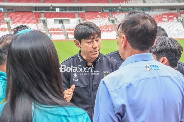 Pelatih timnas Indonesia, Shin Tae-yong, sedang berdiskusi dengan jajaran PSSI di Stadion Gelora Bung Karno, Senayan, Jakarta, 9 Februari 2023.